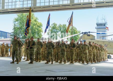 Oberst Scott Gallaway, Kommandant der 4. Combat Aviation Brigade, 4 Infanterie Division, aus Fort Carson, Colo, steht vor seiner Ausbildung von Soldaten während einer Übertragung der Autorität Zeremonie bei Storck Kaserne in Illesheim, Deutschland, 2. Juli 2018 statt. Die Soldaten des 4. CAB sind nun mit der Mission Verantwortung aviation Support und Ressourcen zur Unterstützung der Atlantischen lösen, eine in den USA bemühen sich NATO-Verpflichtungen durch US-drehen-basierte Einheiten in der gesamten Europäischen theater Aggression gegen NATO-Verbündeten und Partnern in Europa abhalten zu Stellen beauftragt. Stockfoto