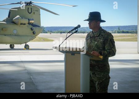 Oberst Phillip Baker, Kommandant der 1. Luft Kavallerie Brigade, 1.Kavallerie Division, von Fort Hood, Texas, gibt eine Rede während einer Übertragung der Autorität Zeremonie in Illesheim, Deutschland als seine Brigade verzichtet auf Mission Verantwortung zur 4 Combat Aviation Brigade, 4 Infanterie Division, aus Fort Carson, Colo., 2. Juli 2018. Die Bereitstellung der 1. Luft Kavallerie Brigade zur Unterstützung der Atlantischen Lösen in der gesamten Europäischen Theater ist zu einem Ende kommt und bald alle seine Soldaten in Fort Hood zurück. Stockfoto