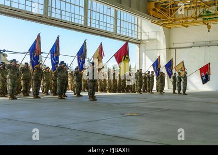 Soldaten der 1. Luft Kavallerie Brigade, 1.Kavallerie Division, von Fort Hood, Texas, stehen Seite an Seite mit Soldaten der 4. Combat Aviation Brigade an Schulter, 4 Infanterie Division, aus Fort Carson, Colo. Als U.S. Army Europe Führer und die illesheim Gemeinschaft sammeln für eine Übertragung der Autorität Zeremonie bei Storck Kasernen in Deutschland gehalten, 2. Juli 2018. "Iron Eagle" Soldaten der 4.CAB Erben die Mission Verantwortung vom 1. ACB für die Luftfahrt Maßnahmen zur Unterstützung der Atlantischen lösen, eine in den USA bemühen sich NATO-Verpflichtungen durch US-drehen-basierte Einheiten in der gesamten Europäischen erfüllen Stockfoto