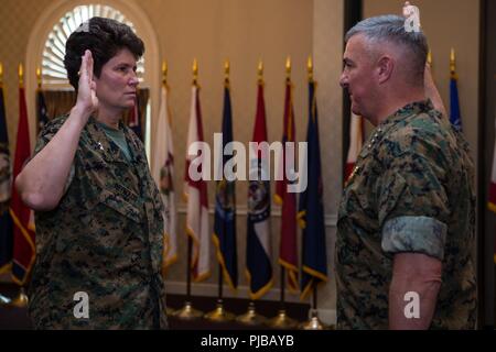 Gen. Glenn M. Walters, Stellvertretender Kommandant des Marine Corps verwaltet den Amtseid auf Generalmajor Loretta Reynolds, aus laufenden allgemeinen Befehlen, Marine Cyberspace Befehl beim Wechsel des Befehls Zeremonie am Fort George G. Meade, Maryland, 2. Juli 2018. Reynolds wird, die Aufgaben des stellvertretenden Kommandanten für Informationen, 3. Juli 2018 übernehmen. Stockfoto