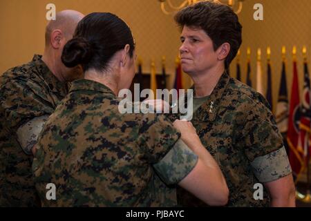 Kapitän Amanda Anderson, Kommunikation Strategie und Operations Officer, Marine Cyberspace Command und Sgt. Maj Daniel Krause, Sergeant Major, Marine Cyberspace Command, Pin generalleutnant Sterne auf dann Generalmajor Loretta Reynolds bei einem Befehl Zeremonie am Fort George G. Meade, Maryland, 2. Juli 2018. Reynolds wird, die Aufgaben des stellvertretenden Kommandanten für Informationen, 3. Juli 2018 übernehmen. Stockfoto