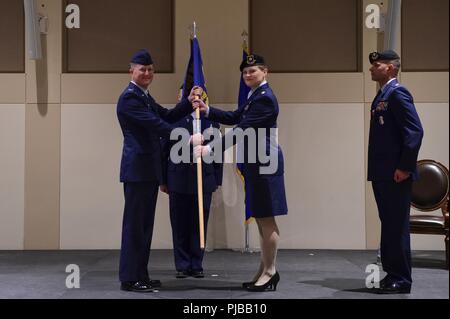 Maj. Jennifer Titkemeier, 460Th Security Forces Squadron Commander, übernimmt das Kommando über die Staffel Juni 28, 2018, Buckley Air Force Base, Colorado. Die 460Th SFS bietet Sicherheit, Strafverfolgung und Schutz Führung für das Personal und die Ressourcen von Buckley Air Force Base unter Beibehaltung und die Bereitstellung einer Möglichkeit, unsere Kräfte, die Kriegszeit Missionen auf der ganzen Welt zu verteidigen. Stockfoto