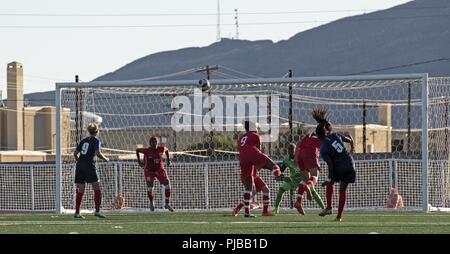 FORT BLISS, Texas - Marina Makanza, Team Frankreich, sendet einen Schuß an die Mannschaft Bahrain Ziel während 15 der Gruppe Phase des Conseil International du Sport Militaire (CISM) Weltweit militärische Frauen Fußball-Meisterschaft 2018, 1. Juli 2018. Elite militärischen Fussball Spieler aus der ganzen Welt während des Turniers im Quadrat zu bestimmen, wer waren die besten Frauen Fußball-Spieler unter den internationalen Militärs teilnehmen. Stockfoto