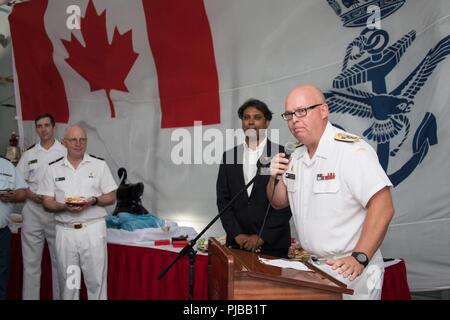 Pearl Harbor (1. Juli 2018), Konteradmiral Bob Auchterlonie, Commander Seestreitkräfte Pacific/Joint Task Force Pazifik, Royal Canadian Navy Adresse Gäste im Royal Canadian Navy Fregatte HMCS Ottawa (FF H341) während Kanada Tag Empfang im Joint Base Pearl Harbor-Hickam in Vorbereitung für Rim der Pazifik (Rimpac) Übung 1. Juli. 25 Nationen, 46 Schiffe, 5 U-Boote, über 200 Flugzeuge und 25.000 Angestellte beteiligen sich an Rimpac vom 27. Juni bis 2. August in und um die hawaiischen Inseln und Südkalifornien. Die weltweit größte internationale maritime Übung RIMPAC Anbietern Stockfoto