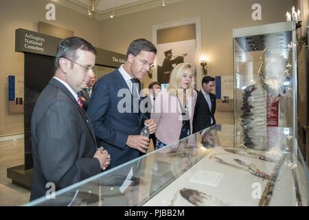 Tim Frank (links), Historiker, Arlington National Cemetery; bietet eine Führung durch die Gedenkstätte Amphitheater Anzeige Raum zum Premierminister der Niederlande Mark Rutte (Mitte), Arlington National Cemetery, Arlington, Virginia, 2. Juli 2018. Während bei ANC, Rutte nahmen an einem bewaffneten Kräfte die volle ehrt Wreath-Laying Zeremonie am Grab des Unbekannten Soldaten und Met mit Katharine Kelley, Betriebsleiter, Arlington National Cemetery. Stockfoto