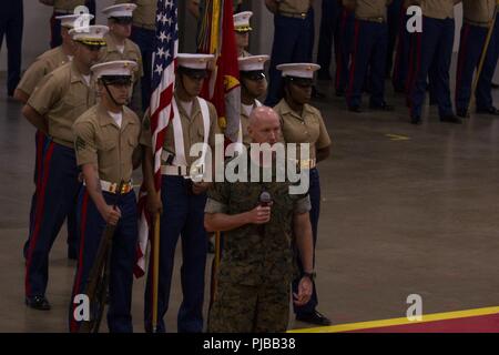 Brig. Gen. James F. Glynn, der kommandierende General der östlichen Region rekrutieren, spricht auf eine Änderung der Befehl Zeremonie auf Parris Island, South Carolina, 2. Juli 2018. Während der Zeremonie, Oberst Jeffrey C. Smitherman, der scheidende Kommandeur des 6. Marine Corps Bezirk, seinem Befehl zu Colonel William C. grau aufgegeben. Stockfoto