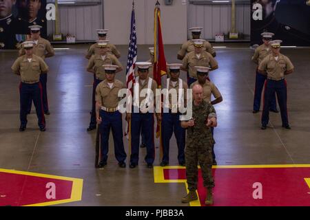 Brig. Gen. James F. Glynn, der kommandierende General der östlichen Region rekrutieren, spricht auf eine Änderung der Befehl Zeremonie auf Parris Island, South Carolina, 2. Juli 2018. Während der Zeremonie, Oberst Jeffrey C. Smitherman, der scheidende Kommandeur des 6. Marine Corps Bezirk, seinem Befehl zu Colonel William C. grau aufgegeben. Stockfoto