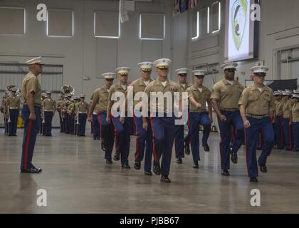 Us-Marines mit 6 Marine Corps Bezirk (MCD), beteiligen sich an der 6. MCD Ändern des Befehls Zeremonie auf Parris Island, South Carolina, 2. Juli 2018. Während der Zeremonie, Oberst Jeffrey C. Smitherman, der scheidende Kommandeur des 6 MCD, seinem Befehl zu Colonel William C. grau aufgegeben. Stockfoto