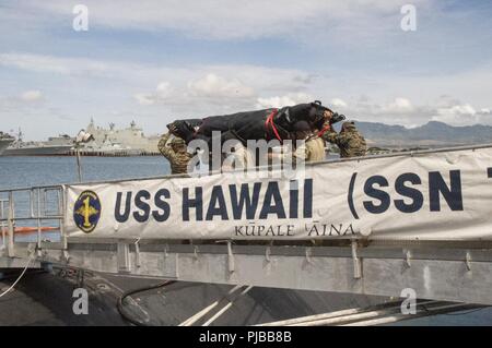 PEARL Harbor, Hawaii (Juli 01, 2018) - Mitglieder der indonesischen Marine Special Forces und philippinische Marine Special Operations Group eine starre - Rumpf Schlauchboot auf Virginia carry-Klasse Angriffs-U-Boot USS Missouri (SSN776). 25 Nationen, 46 Schiffe und u-Boote, etwa 200 Flugzeugen und 25.000 Angestellte beteiligen sich an Rimpac vom 27. Juni bis 2. August in und um die hawaiischen Inseln und Südkalifornien. Die weltweit größte internationale maritime Übung RIMPAC bietet eine einzigartige Ausbildung während der Förderung und Erhaltung der kooperative Beziehungen unter den Teilnehmern cr Stockfoto