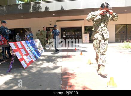 SAN DIEGO (2. Juli 2018) Naval Medical Center San Diego (NMCSD) Command Master Chief Patrick Mangaran Tests, die Vision impairment Goggles, simulieren einen Blutalkoholspiegel von 0,08 Prozent, während eine Sicherheitsstütze von Freiwilligen und Personal von der Droge und Advisor (dapa) Abteilung hosted vor dem 4. Juli Urlaub. Die NMCSD DAPA Team hat ein interaktives Display und gut ausgebildeten Personal, Patienten und Besucher in Bemühungen zur Aufklärung und Bekämpfung von Alkohol und Drogen in Verbindung stehende Ereignisse. Stockfoto