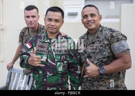 MARINE CORPS BASE HAWAII (2. Juli 2018) US Marine Corps Sgt. Maj. Phillip Billiot, Links, Sergeant Major, 3. Marine Regiment, indonesische Marine Lieutenant Cmdr. Sabro, und Sgt. Maj. Charlie Wells, Sergeant Major, Marine Corps Base Hawaii (MCBH), für ein Foto bei einem Marine Air-Ground Task Force (MAGTF) Hawaii Social Event als Teil der Felge des Pazifiks (MCBH) Übung RIMPAC am 2. Juli 2018 darstellen. MCBH Senior Leadership eingeladen RIMPAC Teilnehmer und Gemeindeleiter zu einem Abendessen im Club des Offiziers. RIMPAC bietet hochwertige Ausbildung für Task-organisierte, hoch-fähigen MAGTF und verbessert die Kritiker Stockfoto