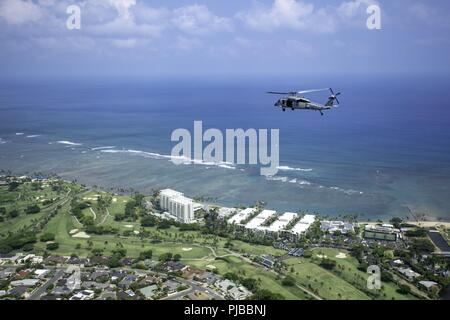 HONOLULU, Hawaii (2. Juli 2018) Eine MH-60S Sea Hawk Hubschrauber, Hubschrauber Meer Combat Squadron (HSC) 8 zugewiesen, fliegt über Honolulu, Hawaii während der Pacific Rim (Rimpac) Übung, 2. Juli. 25 Nationen, 46 Schiffe, 5 U-Boote, über 200 Flugzeuge und 25.000 Angestellte beteiligen sich an Rimpac vom 27. Juni bis 2. August in und um die hawaiischen Inseln und Südkalifornien. Die weltweit größte internationale maritime Übung RIMPAC bietet eine einzigartige Ausbildung während der Förderung und Erhaltung der kooperative Beziehungen unter den Teilnehmern von entscheidender Bedeutung für die Gewährleistung der sicheren Stockfoto