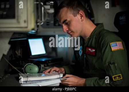 Us Air Force Senior Airman Matthew Swift, 21 Airlift Squadron loadmaster geht über Pre flight Kontrollen bei einem C-17 Globemaster III Flugzeuge vor einem Safety Office Einarbeitung Flug bei Travis Air Force Base, Calif., während ein Safety Office Vertrautheit Flug, 2. Juli 2018. Diese Art von Flügen Mitglieder der Safety Office, die den Vogel/Tierwelt Flugzeuge Streik Programm verwalten aus erster Hand, was die Piloten während der routinemäßigen Schulung Flüge in der Nähe der Basis sehen. Stockfoto