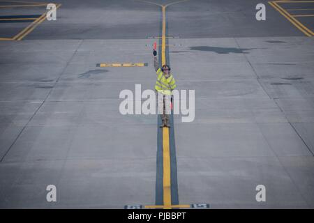 A 60 Air Mobility Wing Wartung Airman führt eine 21 Airlift Squadron C-17 Globemaster III, bevor ein Safety Office Vertrautheit Flug, 2. Juli 2018 bei Travis Air Force Base, Calif. Diese Art von Flüge Mitglieder der Safety Office, die den Vogel/Tierwelt Flugzeuge Streik Programm verwalten aus erster Hand, was die Piloten während der routinemäßigen Schulung Flüge in der Nähe der Basis sehen. Stockfoto