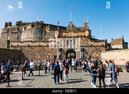 Viele Touristen auf der Esplanade am Eingang der Burg von Edinburgh, Schottland, Großbritannien. Stockfoto