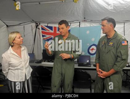JOINT BASE Pearl Harbor - HICKAM, Hawaii (3. Juli 2018) Kapitän Kevin Lang, Commander Task Force 172, rechts, und der Kapitän Darren Goldie, stellvertretender Kommandeur der Task Force 172, Mitte, sprechen zu Jane Hardy, Australien Generalkonsul in Honolulu, Links, während einer Tour von der Royal Australian Air Force Wing 92 Mobile Tactical Operations Center auf Joint Base Pearl Harbor-Hickam während der Pacific Rim (Rimpac) Übung, 3. Juli. 25 Nationen, 46 Schiffe, 5 U-Boote, über 200 Flugzeuge und 25.000 Angestellte beteiligen sich an Rimpac vom 27. Juni bis 2. August in und um den hawaiischen Inseln und Südamerika Stockfoto
