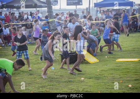 Kinder werfen Wasserbomben auf während der "Marina Fest" an der Basis marina, Marine Corps Base Hawaii, 3. Juli 2018. Die Veranstaltung mit verschiedenen Formen der Unterhaltung, darunter mehrere Wettbewerbe und ist offen für Mitglieder, Familien und ausländischen Militärs derzeit an den Rand der Pazifischen Übung 2018. Stockfoto