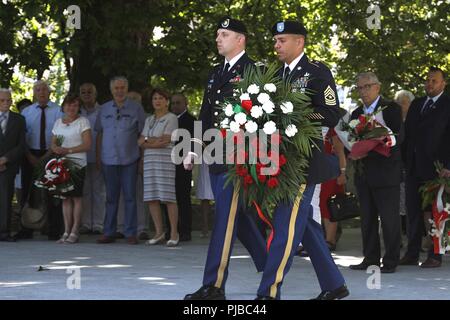 Major Eric Anderson, Links, eine zivile Angelegenheiten Offizier mit der 415Th zivilen Angelegenheiten Bataillon, und Sgt. Maj. Sael Garcia, rechts, 1 Infanterie Division Mission Befehl Element Sergeant Major, bereiten sie Blumen an der Präsident Woodrow Wilson Denkmal während einer Zeremonie im Wilson Park, Poznań, Polen, 4. Juli 2018 festzulegen, Wilson's Beiträge zur Unabhängigkeit Polens zu gedenken. Jan. 8, 1918, Wilson gab seine "Vierzehn Punkte" Rede, die auf einem friedlichen Weg aus der Zeit des Ersten Weltkriegs. Punkt 13 angegeben, "eines unabhängigen polnischen Staates errichtet werden sollte, welche Gebiete ich gehören sollte Stockfoto