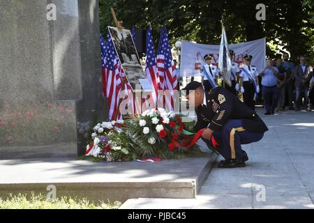 Sergeant Maj Sael Garcia, der 1.infanteriedivision Mission Befehl Element Sergeant Major, legt Blumen an der Präsident Woodrow Wilson Denkmal während einer Zeremonie im Wilson Park, Poznań, Polen, 4. Juli 2018, Wilson's Beiträge zur Unabhängigkeit Polens zu gedenken. Jan. 8, 1918, Wilson gab seine "Vierzehn Punkte" Rede, die auf einem friedlichen Weg aus der Zeit des Ersten Weltkriegs. Punkt 13 angegeben, "eines unabhängigen polnischen Staates errichtet werden sollte, das die Gebiete von unbestreitbar der polnischen Bevölkerung bewohnt, die ein freier und sicherer Zugang zum Meer gesichert werden sollten, gehören sollte, eine konzentrierte Stockfoto