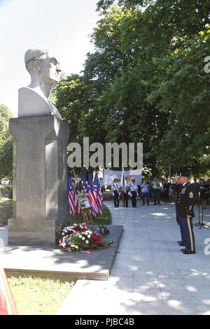 Sergeant Maj Sael Garcia, rechts, 1 Infanterie Division Mission Befehl Element Sergeant Major und großen Eric Anderson, zweiter von rechts, eine zivile Angelegenheiten Offizier mit der zivilen Angelegenheiten 415th Battalion, Salute nach dem legen Blumen an der Präsident Woodrow Wilson Denkmal während einer Zeremonie im Wilson Park, Poznań, Polen, 4. Juli 2018, Wilson's Beiträge zur Unabhängigkeit Polens zu gedenken. Jan. 8, 1918, Wilson gab seine "Vierzehn Punkte" Rede, die auf einem friedlichen Weg aus der Zeit des Ersten Weltkriegs. Punkt 13 angegeben, "eines unabhängigen polnischen Staates errichtet werden, sollten im Mittelpunkt Stockfoto