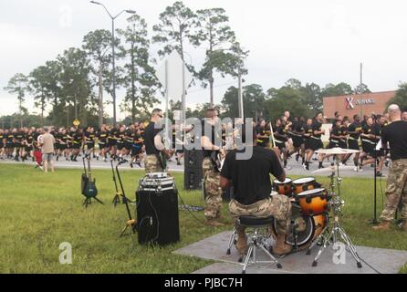 Die 3 Infantry Division Band spielt klassischen Rock von Staus, motivierender DogFace Soldaten über die Ziellinie, 4. Juli 2018, am Fort Stewart, Ga. Die run die erste Veranstaltung wurde in einer Reihe von AM-Post-Aktivitäten einschließlich einer Marne Unabhängigkeitstag Konzert und Feuerwerk zum Tag der Unabhängigkeit und das 100-jährige Jubiläum der 3.-ID zu feiern. Stockfoto