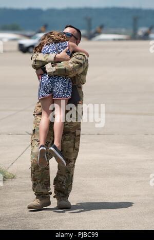 Mitglieder der 123 Airlift Wing die Kentucky der Air National Guard erhalten einen Tag der Unabhängigkeit von den Freunden und von der Familie willkommen, da sie zu ihrer Heimatbasis in Louisville, Ky., 4. Juli 2018, nach Abschluss eines viermonatigen Einsatz in der Golfregion zur Unterstützung der Operation inhärenten Lösen. Die Flieger, die an Bord Kentucky Air Guard C-130 Herkules Flugzeug angekommen, betrieben von einem unbekannten Air Base beim Fliegen der Truppen und Fracht in der gesamten US Central Command Verantwortungsbereich. Stockfoto