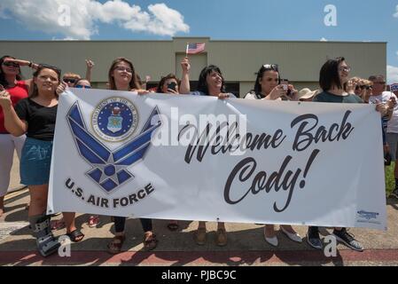 Familie Mitglieder der Staff Sgt. Cody Wert Willkommen der Flieger nach Hause während einer Zeremonie an der Kentucky Air National Guard Base in Louisville, Ky., 4. Juli 2018. Worth, ein Flugzeug Mechaniker in der 123 Airlift Wing, war einer von mehr als 60 Luft Wachposten zurück von einem 4-monatigen Einsatz in den Persischen Golf zur Unterstützung der Operation inhärenten Lösen. Stockfoto