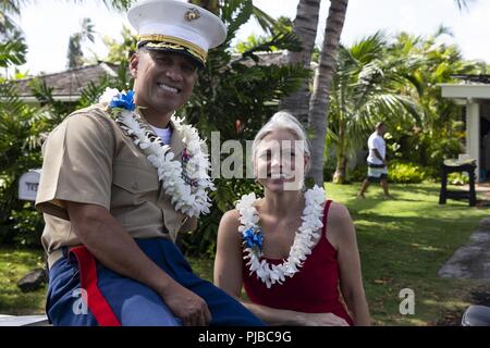 Us Marine Corps Oberst Raul Lianez, kommandierender Offizier, Marine Corps Base Hawaii, nimmt ein Foto mit Catherine Sato, Kailua Handelskammer Präsident, vor der Independence Day Parade Kailua, Hawaii, Jan. 4, 2018. Die Kailua Bereich hat Parade jährlich für 72 Jahre, feiern Amerikas Unabhängigkeit und der lokalen Gemeinschaft. Stockfoto