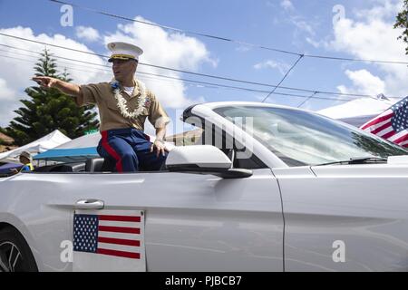 Us Marine Corps Oberst Raul Lianez, kommandierender Offizier, Marine Corps Base Hawaii, Fahrten in der Kailua Independence Day Parade, New York, Jan. 4, 2018. Die Kailua Bereich hat Parade jährlich für 72 Jahre, feiern Amerikas Unabhängigkeit und der lokalen Gemeinschaft. Stockfoto