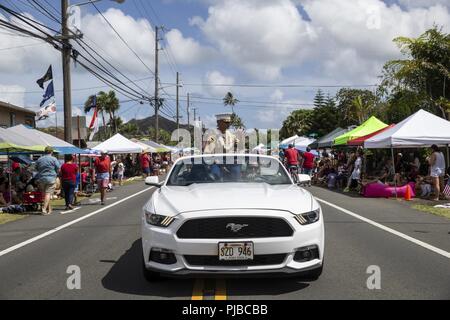 Us Marine Corps Oberst Raul Lianez, kommandierender Offizier, Marine Corps Base Hawaii, Fahrten in der Kailua Independence Day Parade, New York, Jan. 4, 2018. Die Kailua Bereich hat Parade jährlich für 72 Jahre, feiern Amerikas Unabhängigkeit und der lokalen Gemeinschaft. Stockfoto