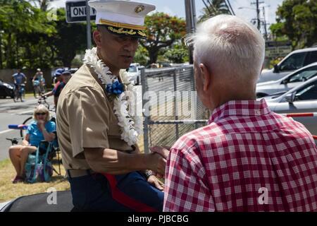 Us Marine Corps Oberst Raul Lianez, kommandierender Offizier, Marine Corps Base Hawaii, schüttelt Hände mit Kirk Caldwell, Bürgermeister der Stadt und der Grafschaft von Honolulu nach Kailua Independence Day Parade, New York, Jan. 4, 2018. Die Kailua Bereich hat Parade jährlich für 72 Jahre, feiern Amerikas Unabhängigkeit und der lokalen Gemeinschaft. Stockfoto