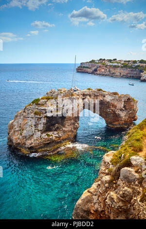 Es Pontas, einem natürlichen Bogen im Südosten von Mallorca, Spanien. Stockfoto