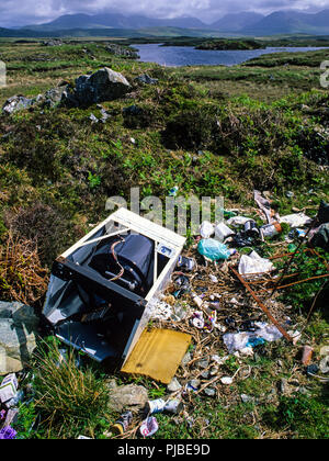 Illegale Deponierung von Hausmüll, Round Stone Blanket Bog, Roundstone, Connemara, County Galway, Westküste Irlands. Europa, EU. Stockfoto