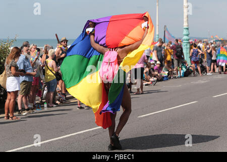 Brighton Stolz 2018 Parade in der Sonne vor Tausenden entlang der Straßen, der Parade ist der Start in den Tag die endet mit Britney Spears in Co Stockfoto