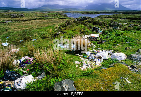 Illegale Deponierung von Hausmüll, Round Stone Blanket Bog, Roundstone, Connemara, County Galway, Westküste Irlands. Europa, EU. Stockfoto