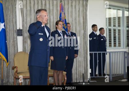 Us Air Force Generalmajor Randall Ogden, 4th Air Force Commander, begrüßt finden Bürger Flieger von der 624Th regionale Unterstützung der Gruppe während der Annahme des Befehls Zeremonie am Joint Base Pearl Harbor-Hickam, Hawaii, 7. Juli 2018. Die 624Th RSG ist die größte Luftwaffe finden Präsenz im Pazifik und bietet combat ready"-Flieger, die in der Luft port spezialisieren, aeromedical Support und Engineering Operations für die weltweite Beschäftigung. Stockfoto