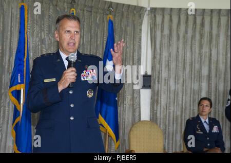 Us Air Force Generalmajor Randall Ogden, 4th Air Force Commander, spricht zu finden Bürger Flieger von der 624Th regionale Unterstützung der Gruppe während der Annahme des Befehls Zeremonie am Joint Base Pearl Harbor-Hickam, Hawaii, 7. Juli 2018. Die 624Th RSG ist die größte Luftwaffe finden Präsenz im Pazifik und bietet combat ready"-Flieger, die in der Luft port spezialisieren, aeromedical Support und Engineering Operations für die weltweite Beschäftigung. Stockfoto