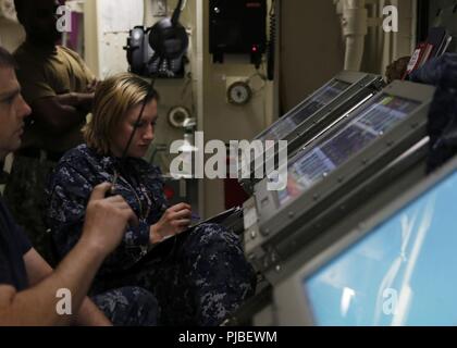 NORFOLK, Virginia (11. Juli 2018) der Luftfahrt Bootsmann Mate (Kraftstoff) 3. Klasse Herbst Landrum, von Oliver Springs, Tennessee, USS Gerald R. Ford's (CVN 78) Luft Abteilung zugewiesen, logs Kraftstofftank Gallonen und Zeiten während einer Kraftstoff offload beginnen. Ford ist derzeit die Werften für post Shake down Verfügbarkeit in Newport News, Virginia. Stockfoto