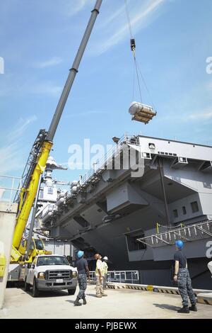 NORFOLK, Virginia (11. Juli 2018) Segler auf USS Gerald R. Ford's (CVN 78) deck Abteilung Off-load MK-8 Rettungsinseln von Flight Deck des Schiffes zugeordnet. Ford ist derzeit die Werften für post Shake down Verfügbarkeit in Newport News, Virginia. Stockfoto