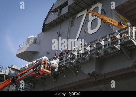 NORFOLK, Virginia (11. Juli 2018) Segler auf USS Gerald R. Ford's (CVN 78) deck Abteilung Off-load MK-8 Rettungsinseln von Flight Deck des Schiffes zugeordnet. Ford ist derzeit die Werften für post Shake down Verfügbarkeit in Newport News, Virginia. Stockfoto