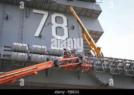 NORFOLK, Virginia (11. Juli 2018) Segler auf USS Gerald R. Ford's (CVN 78) deck Abteilung Off-load MK-8 Rettungsinseln von Flight Deck des Schiffes zugeordnet. Ford ist derzeit die Werften für post Shake down Verfügbarkeit in Newport News, Virginia. Stockfoto