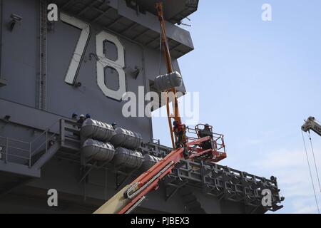 NORFOLK, Virginia (11. Juli 2018) Segler auf USS Gerald R. Ford's (CVN 78) deck Abteilung Off-load MK-8 Rettungsinseln von Flight Deck des Schiffes zugeordnet. Ford ist derzeit die Werften für post Shake down Verfügbarkeit in Newport News, Virginia. Stockfoto