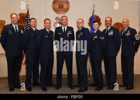 Von links, Oberst Julian C. Cheater, 432Nd Kotflügel/432nd Air Expeditionary Wing Commander, pensionierter Maj. Asa, ehemaliger 432Nd WG MQ-9 Reaper Pilot; Kapitän Evan, 432Nd WG MQ-9 Pilot; Kapitän Abrham, 432Nd WG MQ-9 Pilot; 1. Lt. Eric, 432Nd WG MQ-9 Pilot und Senior Airman Jason, 432Nd WG sensor Fahrer posieren für ein Foto Juli 11, 2018, Creech Air Force Base, Nev diese Preisverleihung erkannt, die direkten Auswirkungen der Ferne erprobt Luftfahrzeuge Besatzungen haben auf dem Schlachtfeld und zeichnet diejenigen, die außerordentlich in ihren Fähigkeiten durchgeführt. Stockfoto