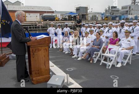 Sekretär der Marine Richard V. Spencer spricht während einer Zeremonie an Bord der geführte Anti-raketen-Zerstörer USS John S. McCain (DDG56) US-Senator John S. McCain III in die Offiziellen des Schiffes Namensvetter, zum 12. Juli 2018. Die Erweiterung der Namensvetter Senator McCain ehrt drei Generationen seiner Familie des engagierten Einsatzes für die US Navy. Stockfoto