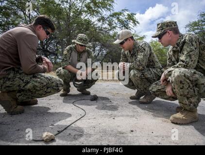 JOINT BASE Pearl Harbor - HICKAM, Hawaii (11. Juli 2018) Marine Taucher an Mobile Tauchen retten (MDSU) 1. Führen Sie eine Prüfung auf einen Zeitpunkt Sicherung brennen während einer explosiven Verpackungsverordnung Entsorgung (EOD), die als Teil der Felge im Pazifischen Raum (Übung RIMPAC) Juli 11. 25 Nationen, 46 Schiffe, 5 U-Boote, über 200 Flugzeuge und 25.000 Angestellte beteiligen sich an Rimpac vom 27. Juni bis 2. August in und um die hawaiischen Inseln und Südkalifornien. Die weltweit größte internationale maritime Übung RIMPAC bietet eine einzigartige Ausbildung während der Förderung und Cooper Erhaltung Stockfoto