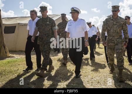 MARINE CORPS BASE HAWAII (11. Juli 2018) Alberto Espina, chilenischen Minister für Verteidigung, US Marine Corps Brig. Gen. Mark Hashimoto, Component Commander, Fleet Marine Force, und der chilenischen Marine Adm. Julio Leiva, chilenischen Marine Commander-in-chief, Zelt Stadt während der Rand des Pazifik (Rimpac) Übung auf der Marine Corps Base Hawaii Juli 11, 2018 erkunden. RIMPAC bietet hochwertige Ausbildung für Task-organisiert, leistungsfähigen Marine Air-Ground Task Force und erhöht die kritische Reaktion auf Krisen Fähigkeit der US-Marines im Pazifik. Marines im Pazifik. 25 Nationen, 46 Schiffe, 5 submar Stockfoto