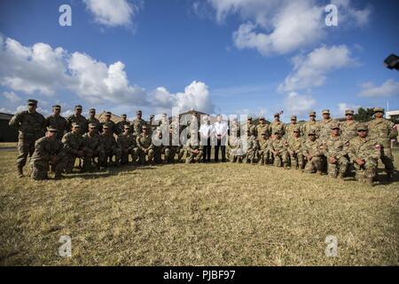 MARINE CORPS BASE HAWAII (11. Juli 2018) US Marine Corps Brig. Gen. Mark Hashimoto, Component Commander, Fleet Marine Force; Alberto Espina, chilenischen Minister für Verteidigung; chilenischen Marine Adm. Julio Leiva, chilenischen Marine Commander-in-chief, und Chilenische marines für ein Foto während der Rand des Pazifik (Rimpac) Übung auf der Marine Corps Base Hawaii am 11. Juli 2018 darstellen. RIMPAC bietet hochwertige Ausbildung für Task-organisiert, leistungsfähigen Marine Air-Ground Task Force und erhöht die kritische Reaktion auf Krisen Fähigkeit der US-Marines im Pazifik. Marines im Pazifik. 25 Nationen, 46 Shi Stockfoto