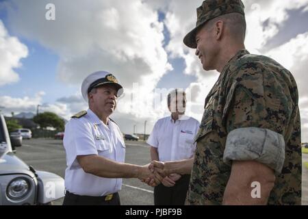 MARINE CORPS BASE HAWAII (11. Juli 2018) der chilenischen Marine Adm. Julio Leiva, chilenischen Marine Commander-in-chief, schüttelt Hände mit US Marine Corps Brig. Gen. Mark Hashimoto, Component Commander, Fleet Marine Force, während der Rand des Pazifik (Rimpac) Übung auf der Marine Corps Base Hawaii Juli 11, 2018. RIMPAC bietet hochwertige Ausbildung für Task-organisiert, leistungsfähigen Marine Air-Ground Task Force und erhöht die kritische Reaktion auf Krisen Fähigkeit der US-Marines im Pazifik. Marines im Pazifik. 25 Nationen, 46 Schiffe, 5 U-Boote, über 200 Flugzeuge und 25.000 Mitarbeiter sind Par Stockfoto