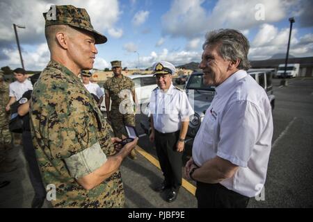 MARINE CORPS BASE HAWAII (11. Juli 2018) Alberto Espina, rechts, chilenischen Minister für Verteidigung, stellt eine Herausforderung dar, Münze, US Marine Corps Brig. Gen. Mark Hashimoto, Component Commander, Fleet Marine Force, während der Rand des Pazifik (Rimpac) Übung auf der Marine Corps Base Hawaii Juli 11, 2018. RIMPAC bietet hochwertige Ausbildung für Task-organisiert, leistungsfähigen Marine Air-Ground Task Force und erhöht die kritische Reaktion auf Krisen Fähigkeit der US-Marines im Pazifik. Marines im Pazifik. 25 Nationen, 46 Schiffe, 5 U-Boote, über 200 Flugzeuge und 25.000 Mitarbeiter sind Teil Stockfoto