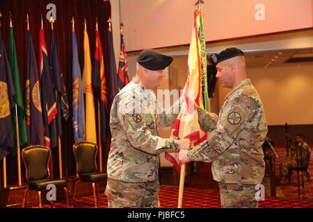 Command Sgt. Maj., Holland, Links, übergibt der US-Armee Garnison Japan guidon Hinübergehen zu Kommandant Oberst Phillip Gage während der Holland Abgabe der Verantwortung Zeremonie Juli 11, 2018, im Camp Zama Gemeinschaft Club. Stockfoto